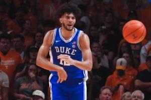 恐怖如斯！卡梅隆-布泽尔上演单臂揽月盖帽 顺势助攻队友快攻