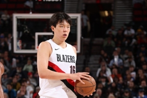 首节2分1板！解说：杨瀚森上场对库里站位不好 这场攻防都没犯错