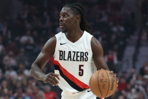 拼尽全力！朱-霍勒迪14中7拿到21分6板7助 三分8中3