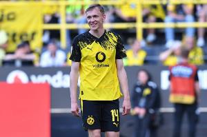 图片报谈拜尔扔飞镖庆祝动作：致敬英国飞镖传奇人物斯蒂芬-邦廷