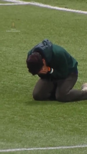 泪崩！率队让三追四大逆转，帕尔梅拉斯主帅赛后跪地捂脸痛哭