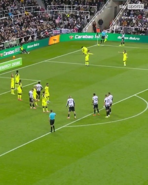 系鞋带导致丢球！名宿批热刺防守：太幼稚了，指望裁判吹停比赛