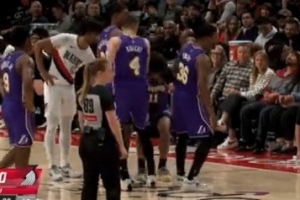 硬汉！海斯拼抢中出现崴脚 但坚持跳球并拼下球权