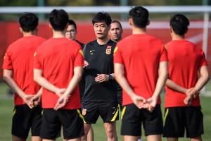 媒体人：据说李霄鹏也进入国足选帅候选 我判断于根伟排序至少前2